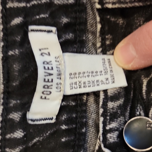 Distressed shorts - Picture 3 of 3